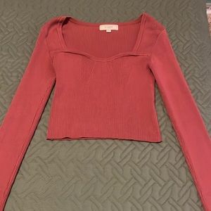 Long sleeved, ribbed material, cropped shirt